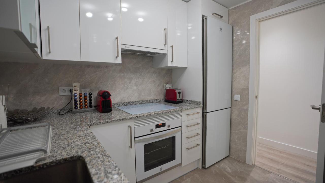 Stylish & Spacious Family Apartment Near Beach & Vibrant Historic Market Alicante Exterior photo
