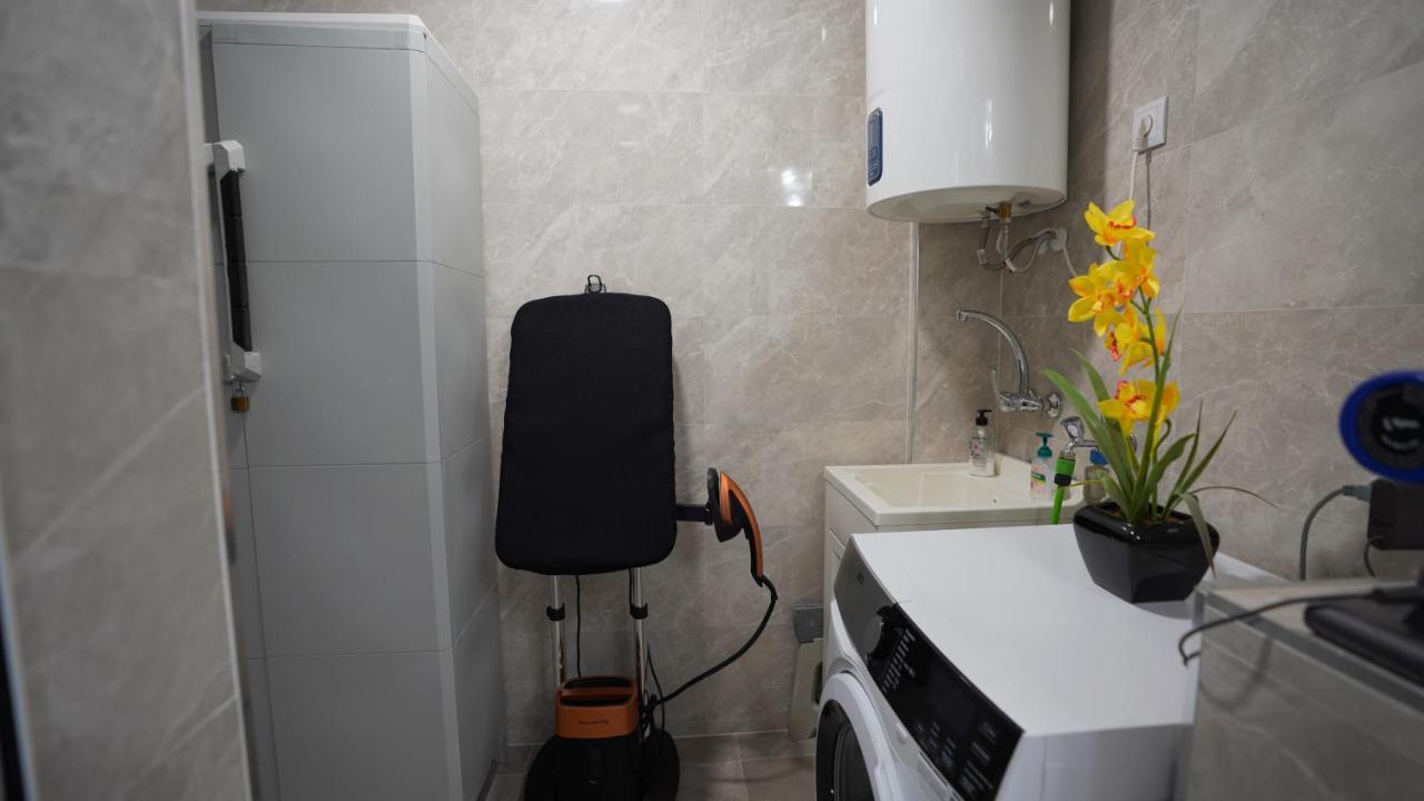 Stylish & Spacious Family Apartment Near Beach & Vibrant Historic Market Alicante Exterior photo